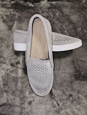Vionic Kani Womens Laser Cut Grey Suede Sporty Slip-On comfort Sneakers Sz 9.5